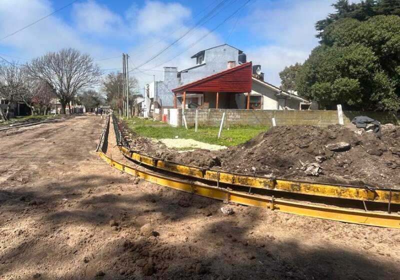 Se ejecutan 325 metros lineales con fondos municipales. Fabián Jacquet, delegado de Santa Clara, supervisó los trabajos.