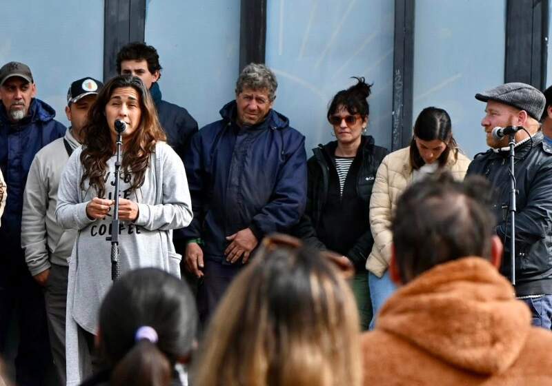 El intendente de Mar Chiquita, Walter Wischnivetzky, encabezó el acto de asunción junto a autoridades municipales y la comunidad en Mar de Cobo.