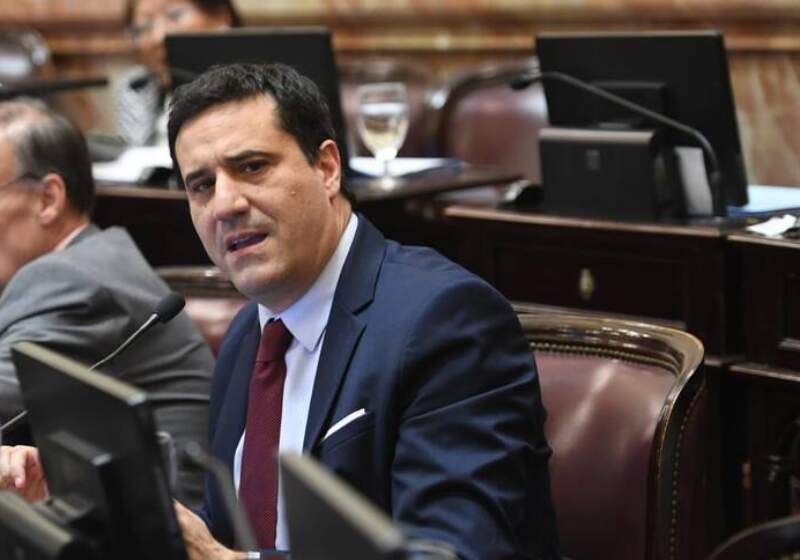El senador nacional pidió equilibrio fiscal con atención social y criticó la falta de gestión del gobierno.
