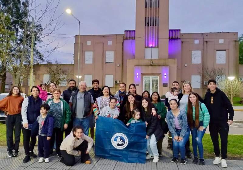 La comunidad compartió historias de vida y experiencias en una jornada emotiva con iluminación azul del Palacio Comunal.
