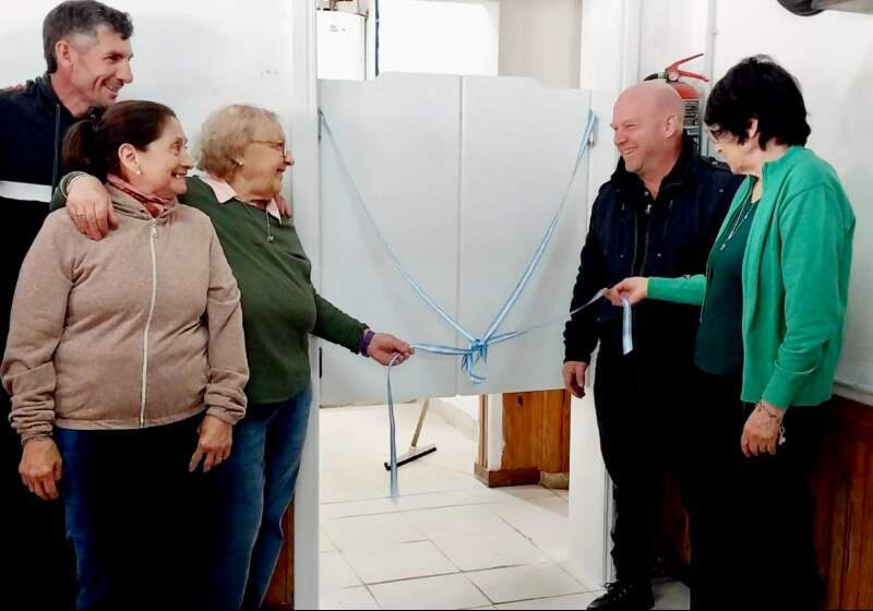 El intendente Wischnivetzky encabezó la apertura de la nueva cocina y la ampliación del espacio junto a autoridades y vecinos.