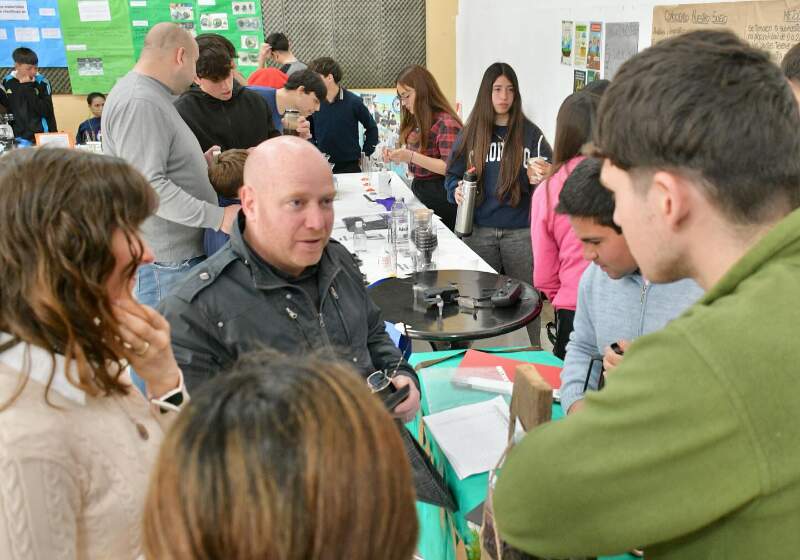 La jornada presentó entornos formativos, charlas técnicas y venta de productos elaborados por estudiantes en el Espacio Joven.