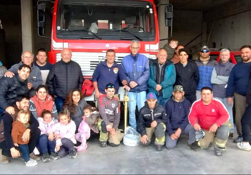 La entrega incluyó una columna y una manguera para hidrantes, que permitirán abastecer de agua segura a las autobombas del destacamento.