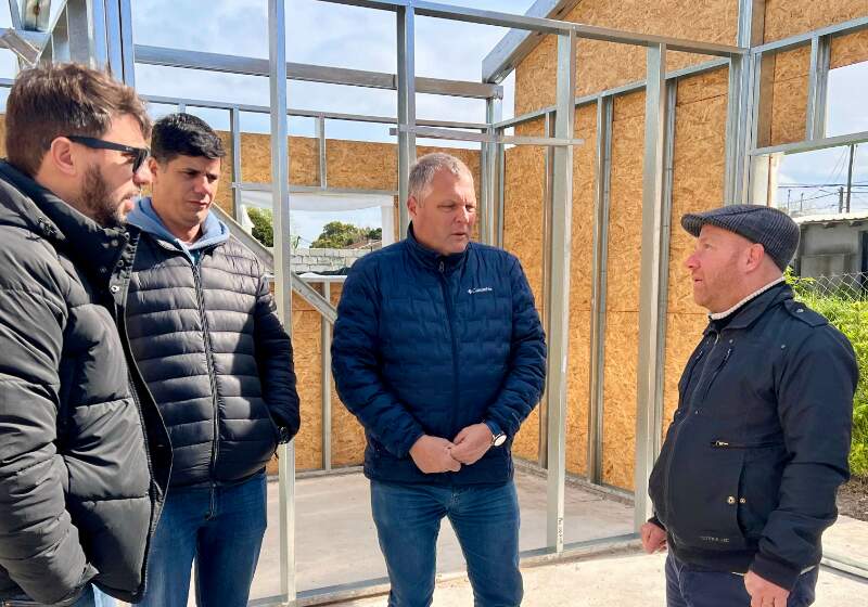 El intendente Walter Wischnivetzky acompañado del delegado Fabián Jacquet, recorrió el predio y destacó el valor histórico del proyecto para la comunidad.