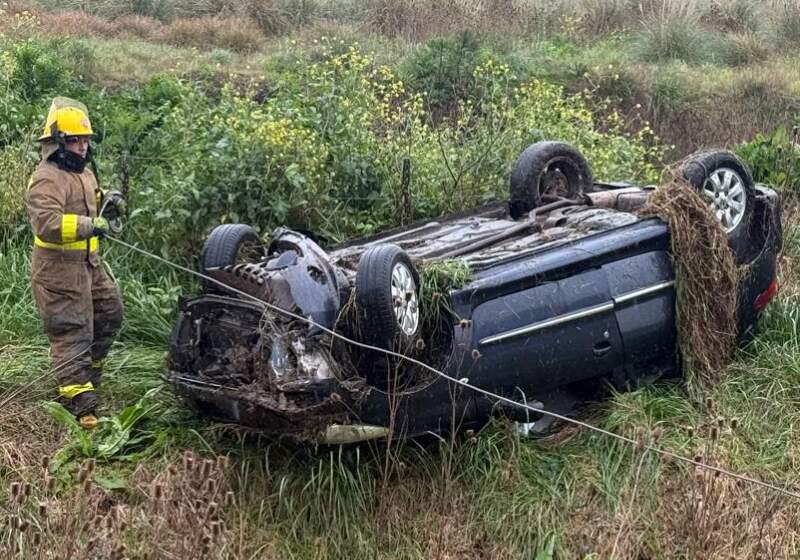 El vehículo se dirigía hacia la Ruta 2 y el camino debió ser cerrado por el operativo de rescate en plena alerta meteorológica.