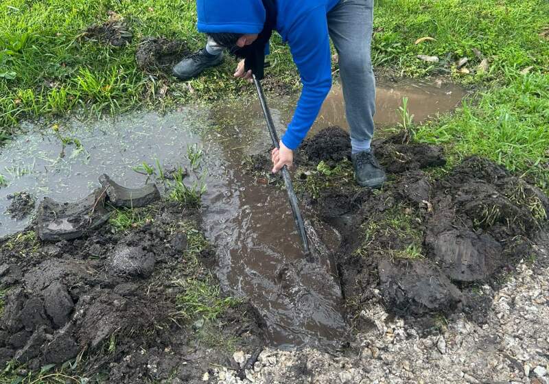 La Delegación Santa Clara, a cargo de Fabián Jacquet, informó que se realizan trabajos en plazas, desagües y espacios verdes del sector.