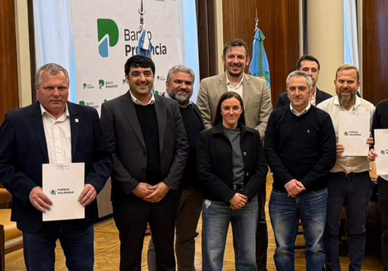 El intendente interino rubricó el acuerdo junto a autoridades bonaerenses en representación del Partido de Mar Chiquita.