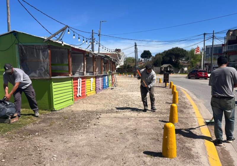 La cuadrilla de Espacios Públicos realizó tareas de mejora en el sector de la rotonda del Viejo Contrabandista donde se ubica la Feria.