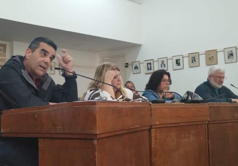 El debate marcó el regreso de la concejal Patricia Heltner (LLA), ausente por razonas de salud. Teresa Vera y Sergio "Teto" García (UxP), remplazaron a Bravo y González.