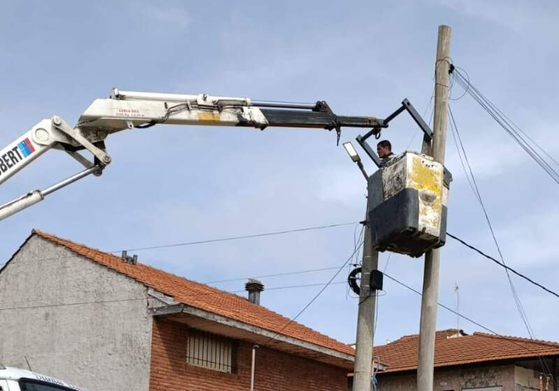 La Delegación a cargo de Fabián Jacquet informó trabajos de reposición de equipos y colocación de nuevas luminarias en distintos barrios.
