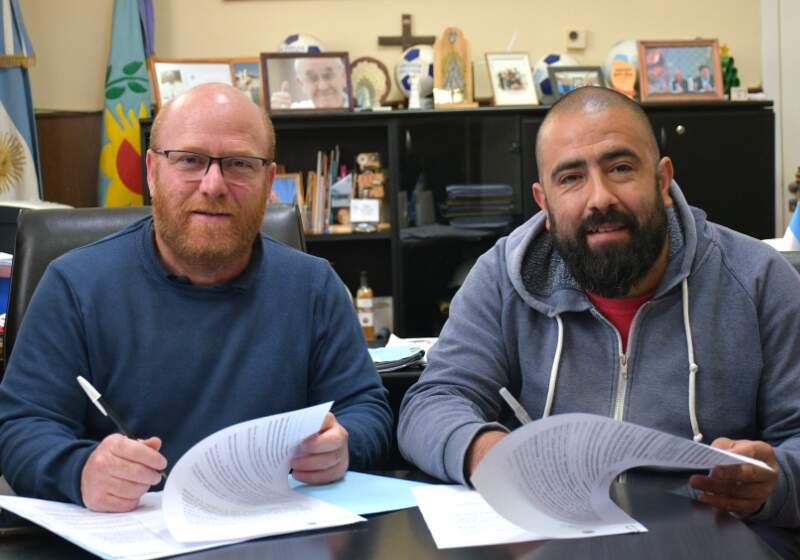  El intendente Wischnivetzky rubricó la cesión de un terreno junto a Marcos Ocaño para que se construya el edificio institucional.