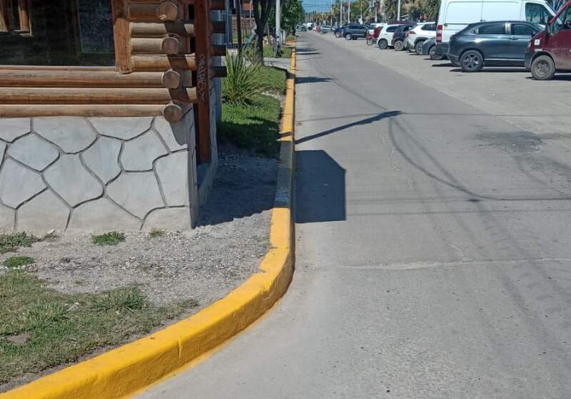 La Delegación Santa Clara, a cargo de Fabián Jacquet, informó trabajos de pintura de cordones y embellecimiento del espacio público en sectores urbanos.