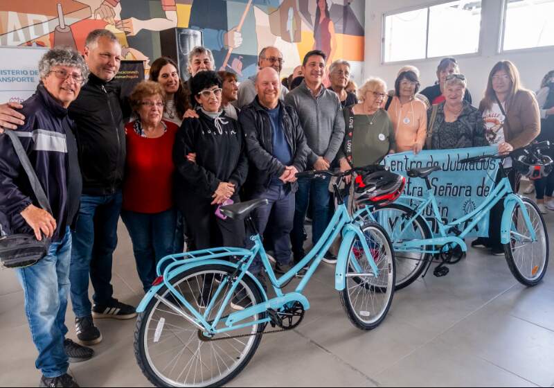 El intendente Walter Wischnivetzky y el ministro de Transporte de la Provincia, Martín Marinucci, encabezaron el acto en el Centro Cultural.