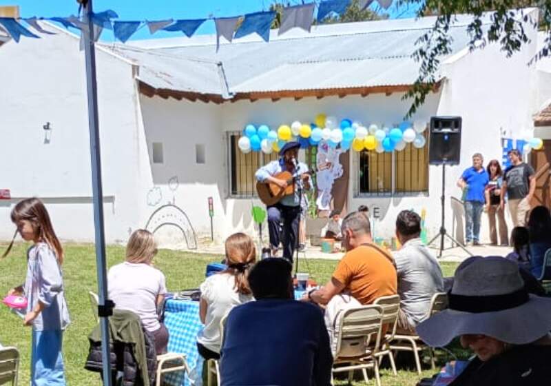 El secretario de Cultura cantó en el festejo junto a la comunidad educativa de Santa Clara. El acto oficial será esta tarde en Coronel Vidal.