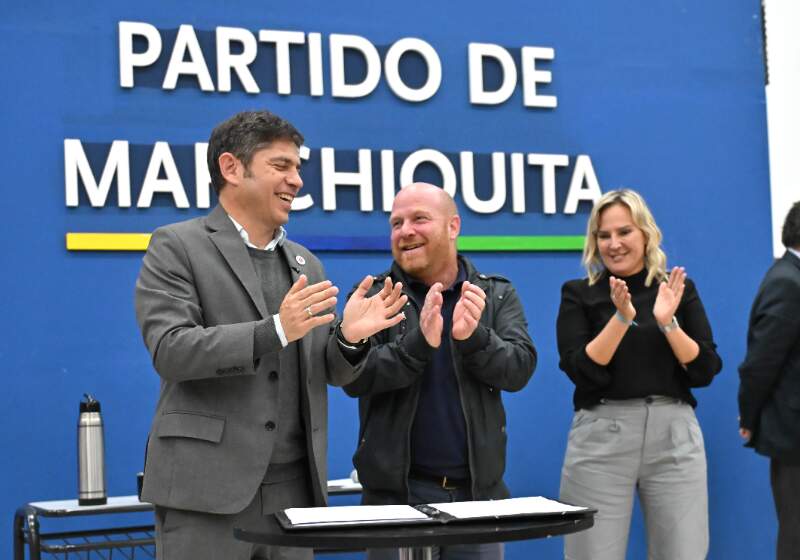 El acuerdo incluye un camión recolector, un minibus y un compactador para mejorar los servicios públicos.