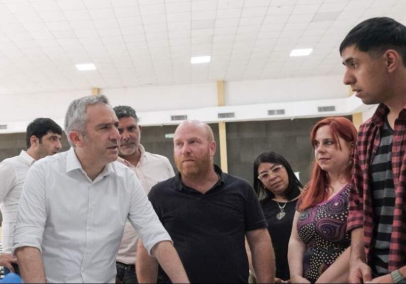 El ministro fue recibido por el Intendente Wischnivetzky y dialogó con jóvenes sobre sus trayectorias y proyectos.