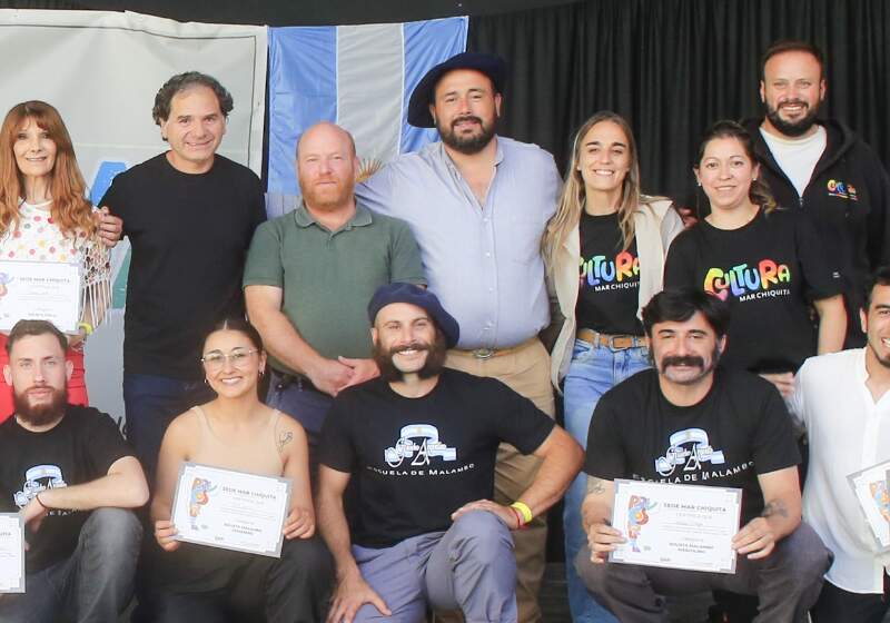 El intendente Walter Wischnivetzky entregó premios a los artistas seleccionados para representar a la comuna.