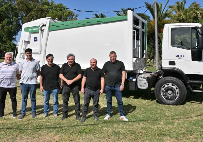 El intendente presentó un camión recolector y un tractor para fortalecer la prestación de servicios públicos.