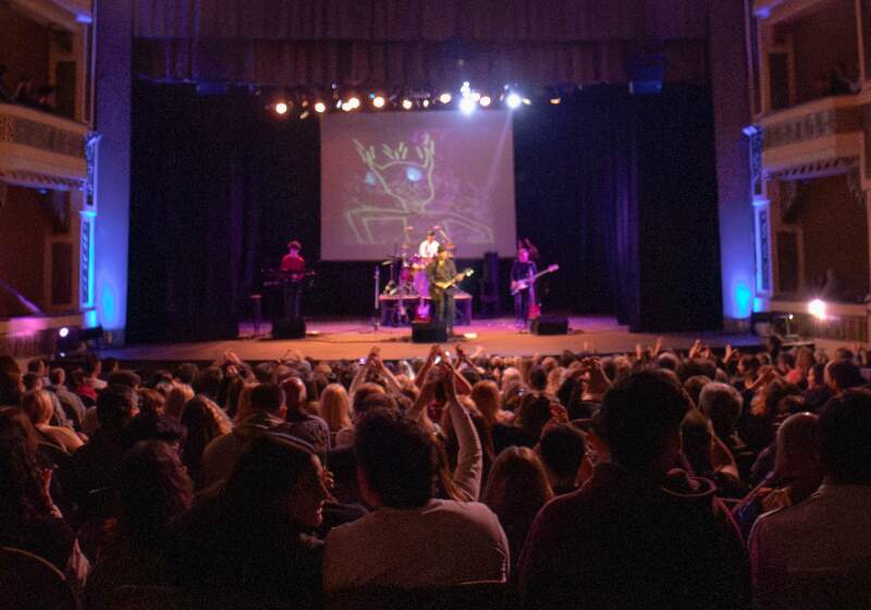La banda marplatense celebró la obra de Gustavo Cerati y Soda Stereo ante un público que colmó la sala.