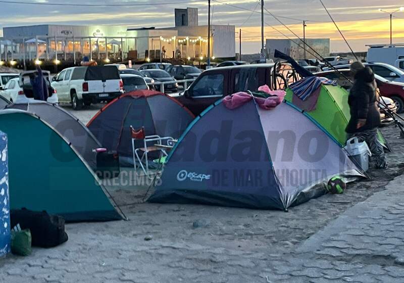 Vecinos viralizaron imágenes de la instalación de carpas en plena vía pública; el operativo se realizó este domingo por la tarde.