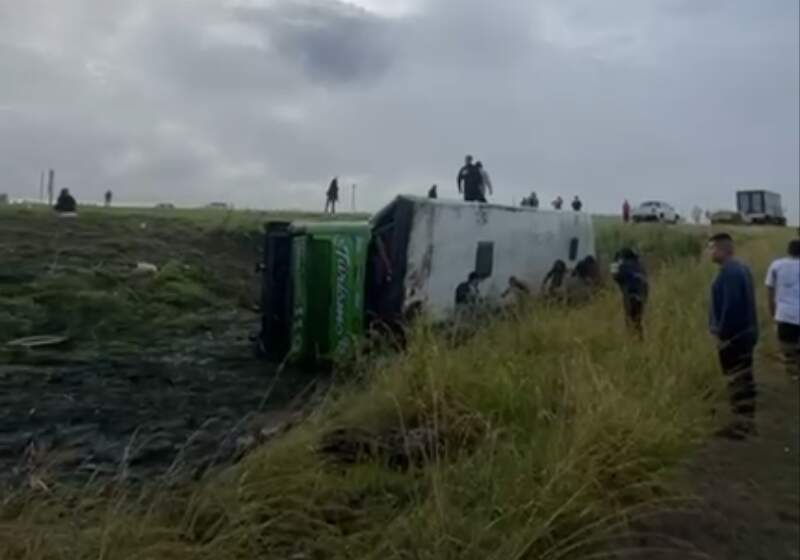 Bomberos, Policía y Defensa Civil trabajaron en el lugar; el tránsito permanece demorado.