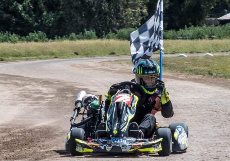 El piloto santaclarense acecha en la punta del torneo tras lograr la pole y ganar en el circuito Arbolito.