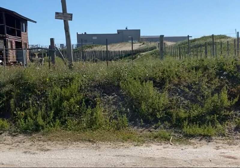 Indicó que las excepciones se aplican únicamente a viviendas emplazadas y preexistentes a las demarcaciones de 2014. La restricción es de 150 metros de los médanos.