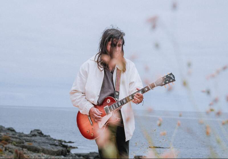 El compositor chileno lanzó una obra producida por Mario Breuer y grabada en Córdoba, con diez canciones que recorren territorios y emociones.