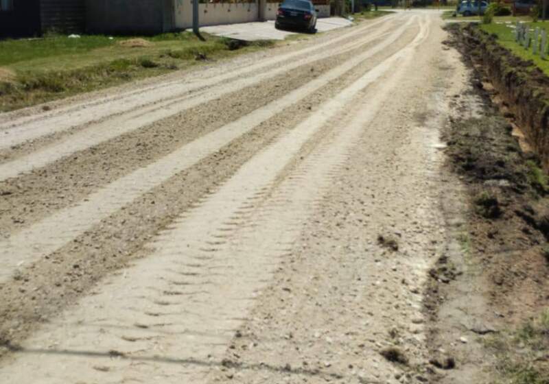 Las cuadrillas a cargo de Fabián Jacquet, trabajaron en zanjeo pluvial, engranzado, reacondicionamiento de calles y desmalezado.