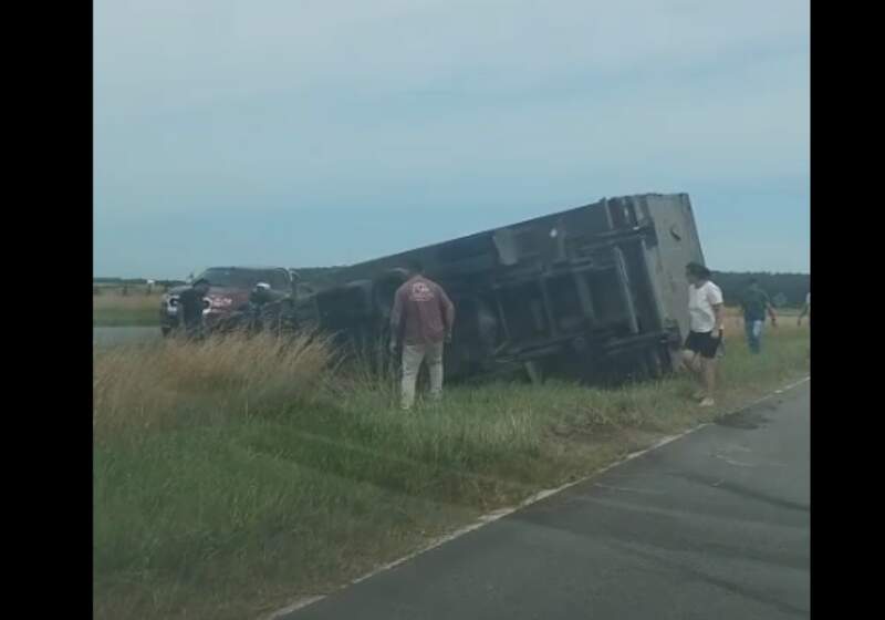 El vehículo quedó atravesado entre ambas calzadas y el conductor recibió asistencia tras sufrir heridas.