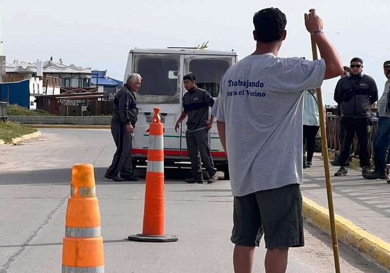 Las cuadrillas a cargo de Fabián Jacquet, levan adelante trabajos de corte de pasto, desmalezado y pintura en distintos sectores de la ciudad.