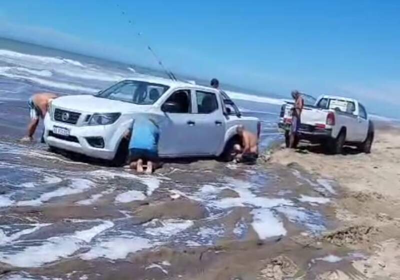 El vehículo terminó con las ruedas bajo el agua, lo que obligó a pedir ayuda para salir de la arena mojada.