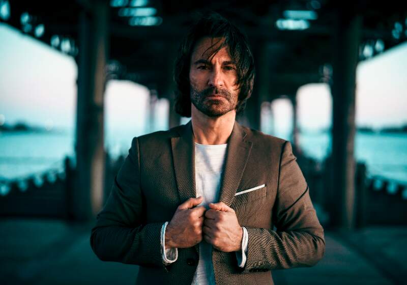 El artista español publicó su nuevo trabajo en formatos físico y digital, acompañado del estreno del sencillo "Mi destino".