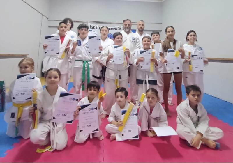 El maestro Gustavo Balbis evaluó a alumnos de distintas localidades, con ascensos destacados en categorías de dan.