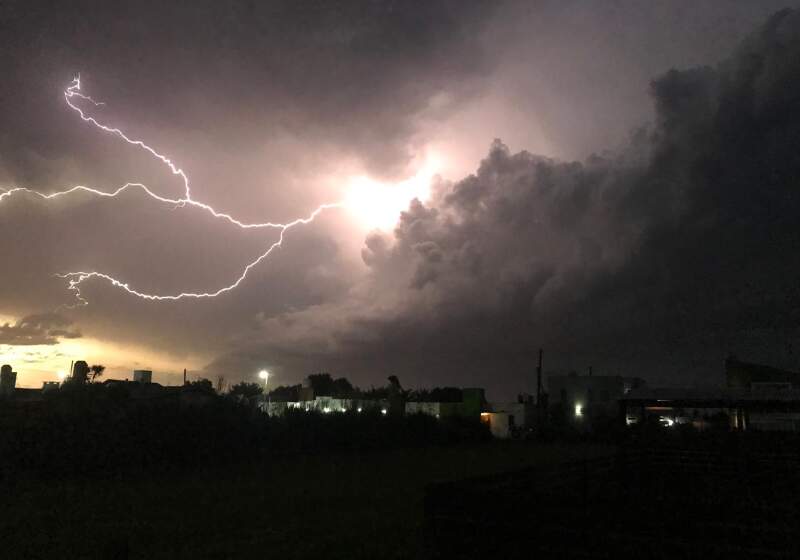 El SMN anticipó actividad eléctrica, ráfagas intensas y abundante caída de agua durante la noche y la madrugada.