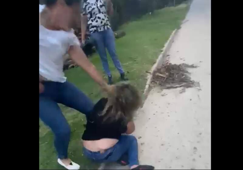  El episodio ocurrió en la vía pública y fue filmado por testigos. No se informó sobre denuncias ni intervenciones sanitarias.