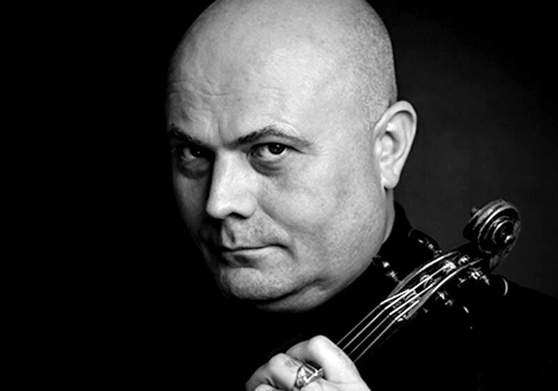 El violinista santaclarense, Julian Mellado, actuará este domingo en Villa Victoria junto al maestro Oleg Pishenin y un ensamble de destacados músicos.