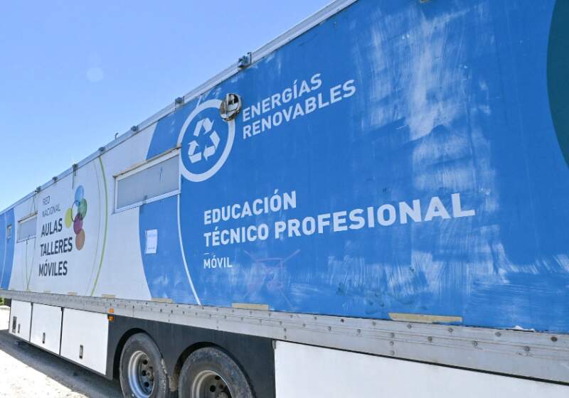 La unidad formativa se instaló en la Escuela Técnica Nº 2 para fortalecer la capacitación digital y técnica de estudiantes y docentes.