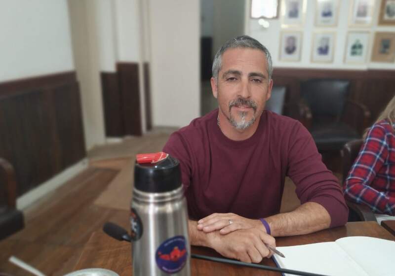 El concejal libertario difundió el mensaje de una vecina de 79 años y exigió al gobernador bonaerense que cumpla con las fechas informadas por el IPS.