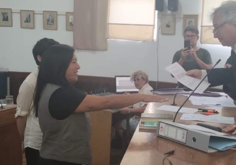 La acompañaron en la jura el Intendente Walter Wischnivetzky, el Delegado Fabián Jacquet y militantes de Costa Sur.