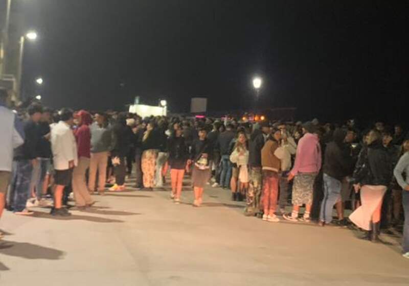 Turistas y residentes colmaron la avenida costanera en una noche templada y ventosa, con fuegos artificiales que iluminaron el cielo.