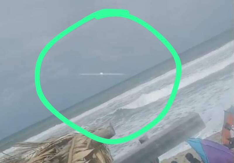 Un video captado este sábado mostró el descenso de un elemento en el mar; no hubo información oficial y surgieron hipótesis sobre su origen.