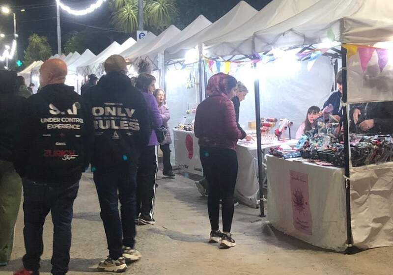 El paseo de la avenida Acapulco funciona entre las 20 a 24 con propuestas artísticas, espacios para emprendedores y Feria de Artesanos.