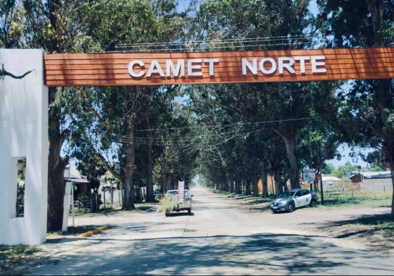 La Delegación Santa Clara, a cargo de Fabián Jacquet, informó que concluyeron las tareas de pintura y mantenimiento en el arco de acceso por la autovía 11.