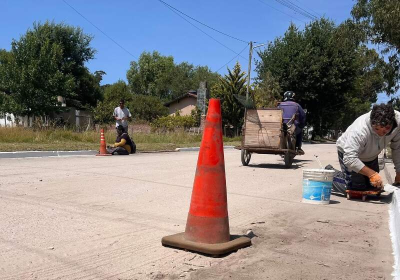 Las acciones incluyeron pintura de cordones, desmalezamiento y limpieza sobre la avenida Urquiza.
