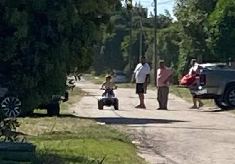 El aviso se reiteró tras una denuncia por un menor que manejaba sin casco en Santa Clara, en un contexto de varios y graves accidentes registrados en la costa atlántica.