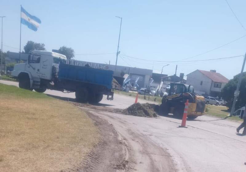 La Delegación a cargo de Fabián Jacquet, informó trabajos de limpieza, desmalezado y pintura en la rotonda de ingreso, ejecutados por la cuadrilla de Espacios Verdes.