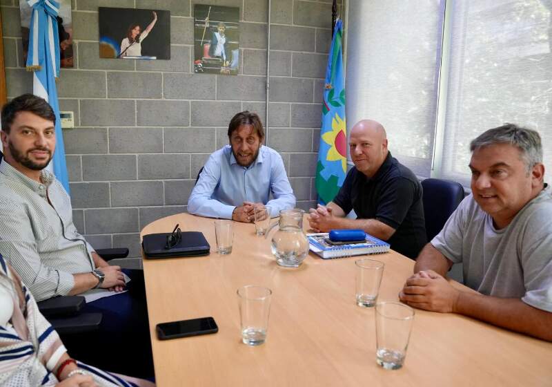 El intendente se reunió con Diego Menéndez para impulsar obras habitacionales paralizadas. Funcionarios del gabinete acompañaron el encuentro.