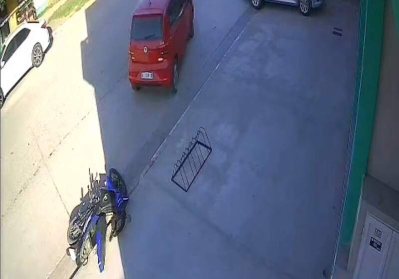 El hijo de la propietaria pidió información para identificar a una mujer que realizó una maniobra que provocó daños.