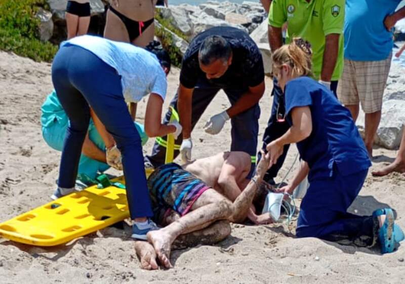 Fue este domingo en una zona sin servicio guardavidas. Tenían principio de ahogamiento; uno derivado a Mar del Plata. Autoridades informaron que se encuentran fuera de peligro.